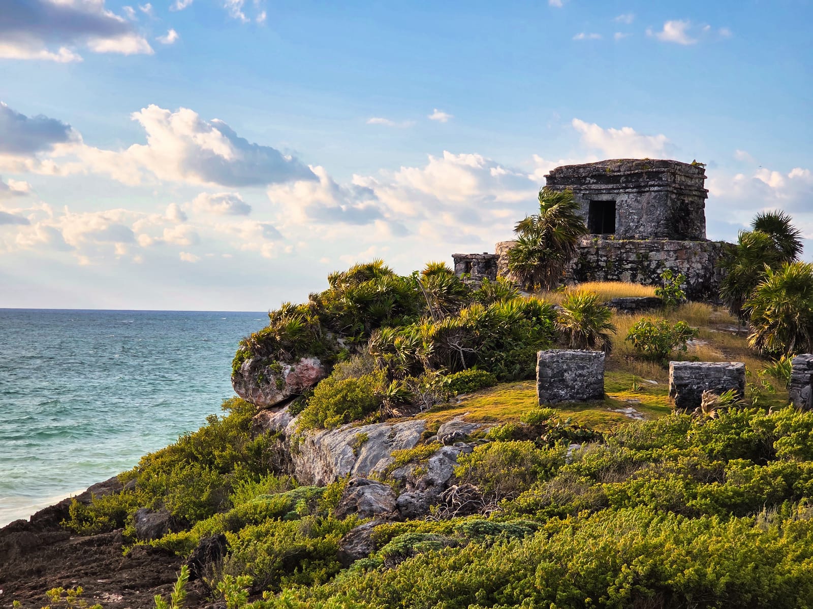 툴룸 절벽 위 신전과 카리브해